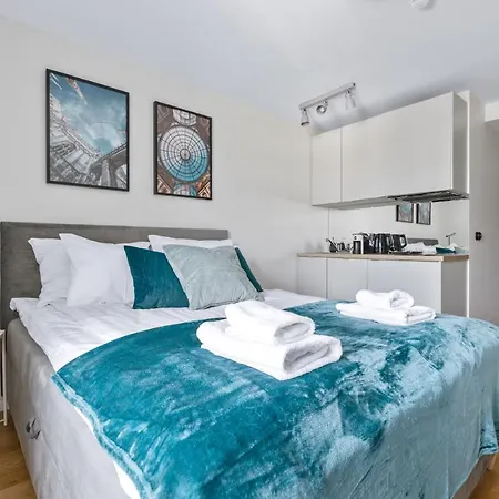 Bob W Centre - Avangard * Reval